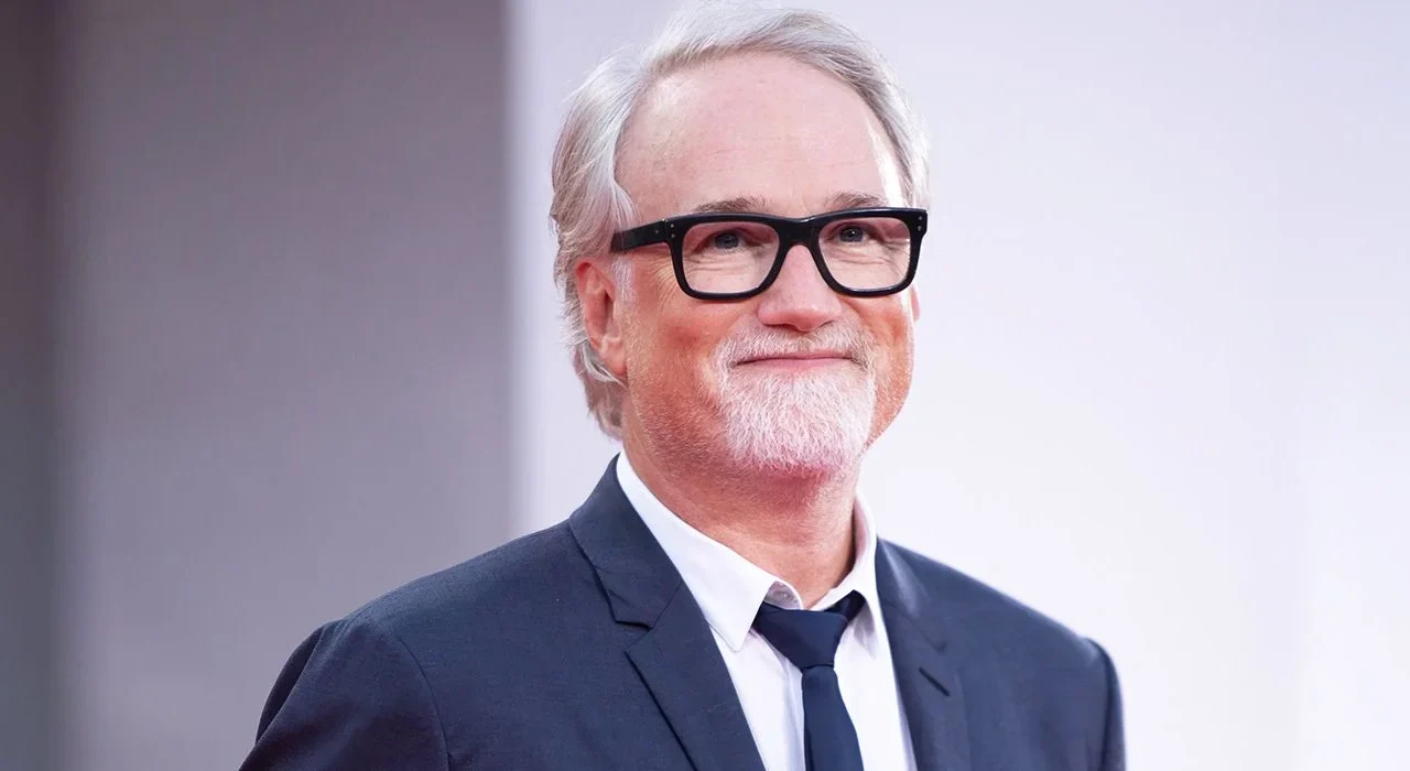 Courteney Cox Officially Reveals David Fincher’s Secret Role in Her New Crime Thriller ‘Evil Genius’